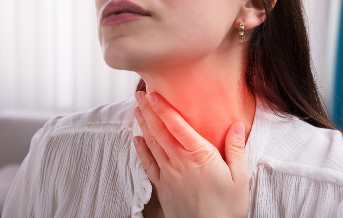 Pessoa com desconforto na garganta